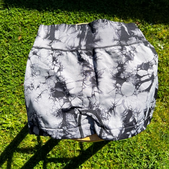 Amazon Scrunch Work-out shorts - Picture 3 of 5